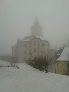 Burg Posterstein im Nebel: Früher erklärten sich die Menschen solche Naturereignisse oft mit Aberglaube.