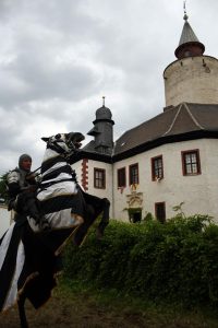 Richtige Turnierkämpfe gibt es auf Burg Posterstein jedes Jahr zu Pfingsten. Beim Mittelalterspektakel zeigen echte Reiter ihre Künste mit Lanze und Schwert. Dazu gibt es drei Tage lang Musik, Gaukeleien und Handwerk zu besichtigen.