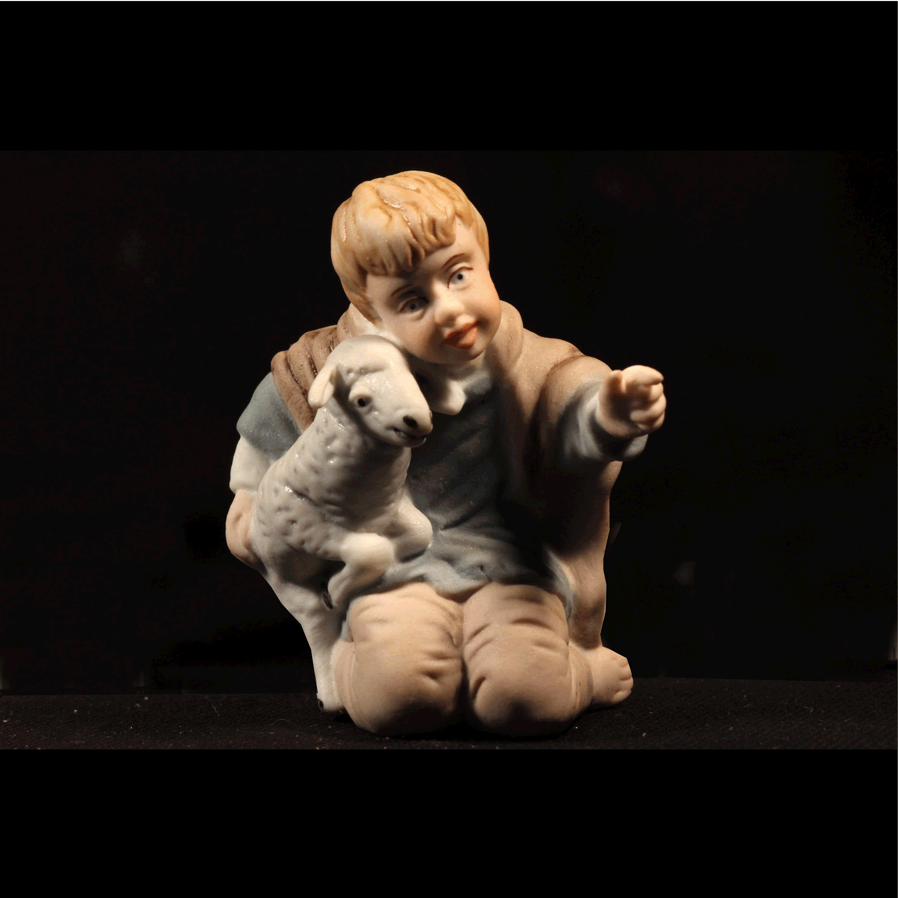 Junge mit Lamm - Teil einer Keramik-Krippe aus der Sammlung des Museums Burg Posterstein.