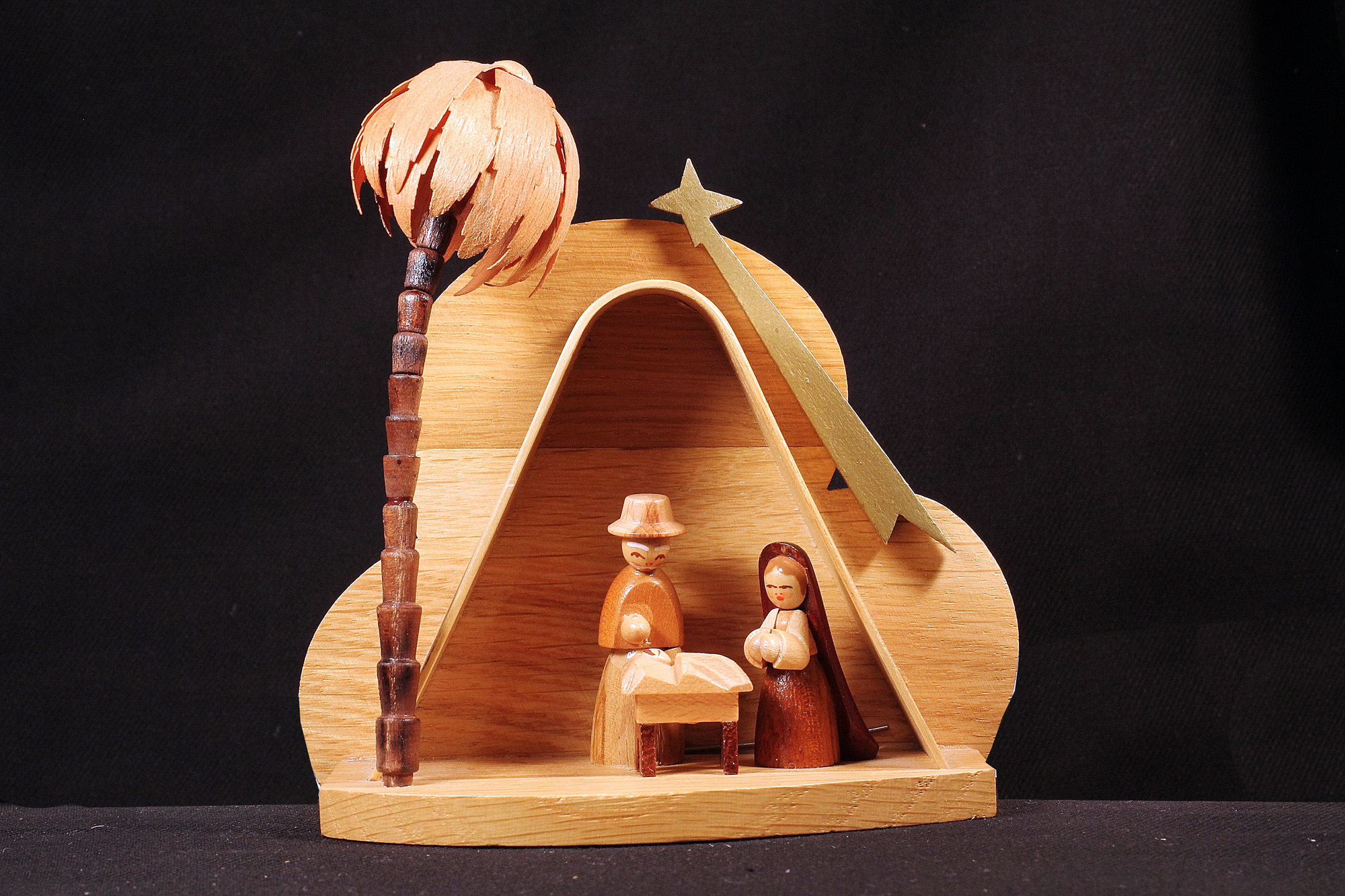 Erzgebirgische Weihnachtskrippe mit Stall, Heiliger Familie, Stern und Palme aus Holz