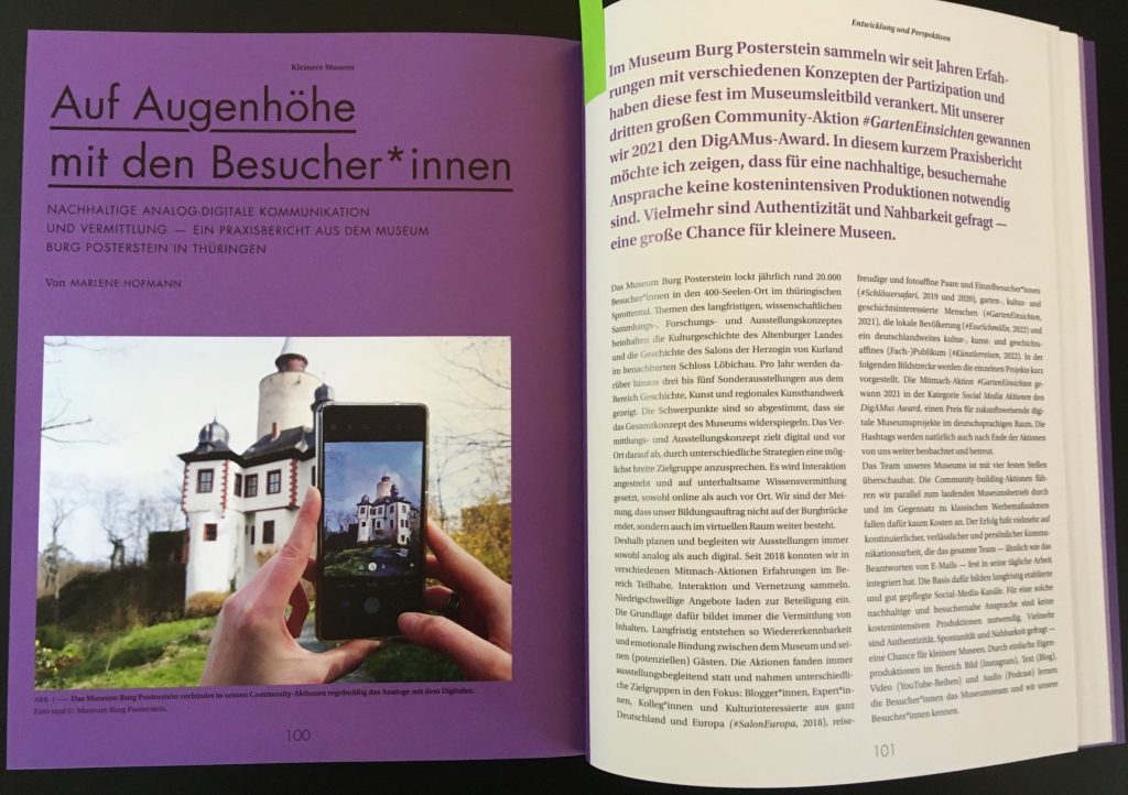 Aufgeschlagene Zeitschrift "Museumskunde" mit dem Artikel "Auf Augenhöhe mit den Besucher*innen" von Marlene Hofmann