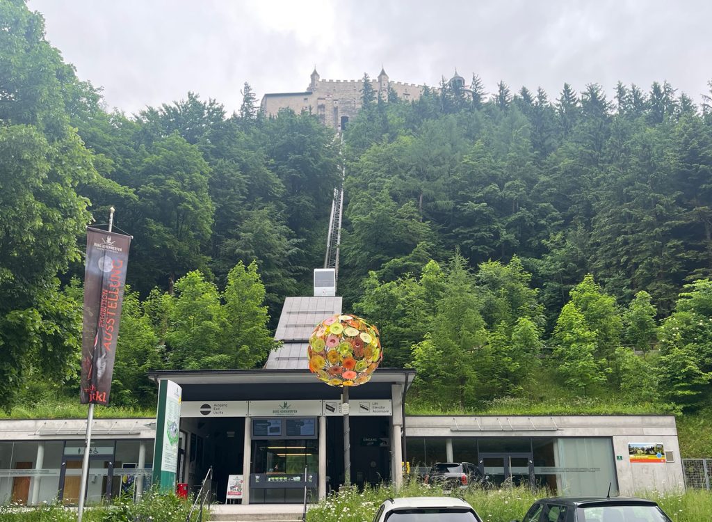 Besucherzentrum mit Aufzug hinauf auf den Berg zur Burg Hohenwerfen