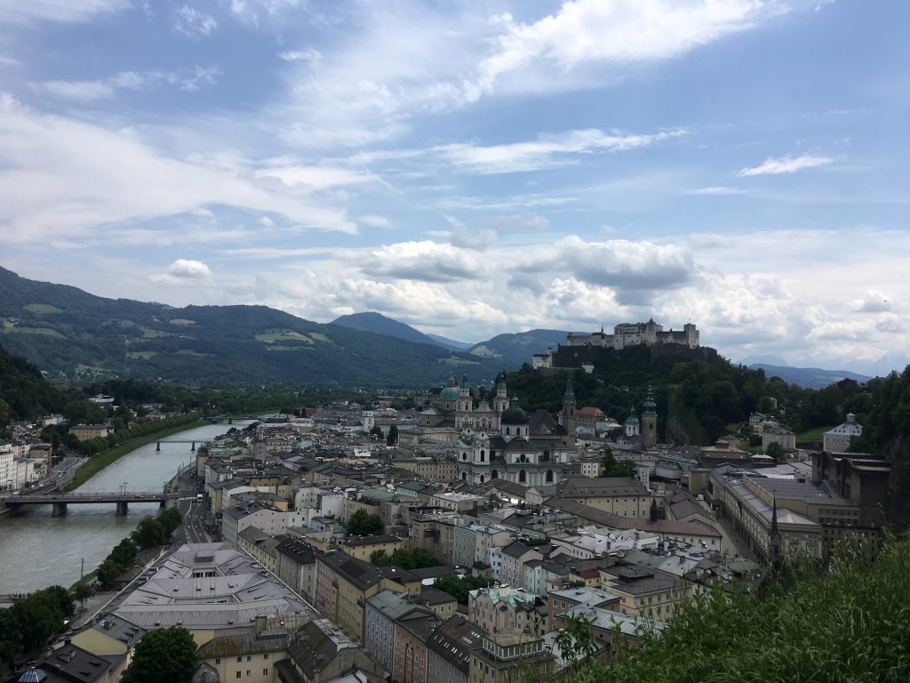 Blick auf Salzburg und die Salza an einem sonnigen Tag
