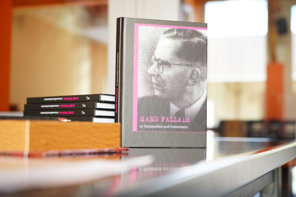 Buch Hans Fallada in Tannenfeld und Posterstein steht auf einem Tisch