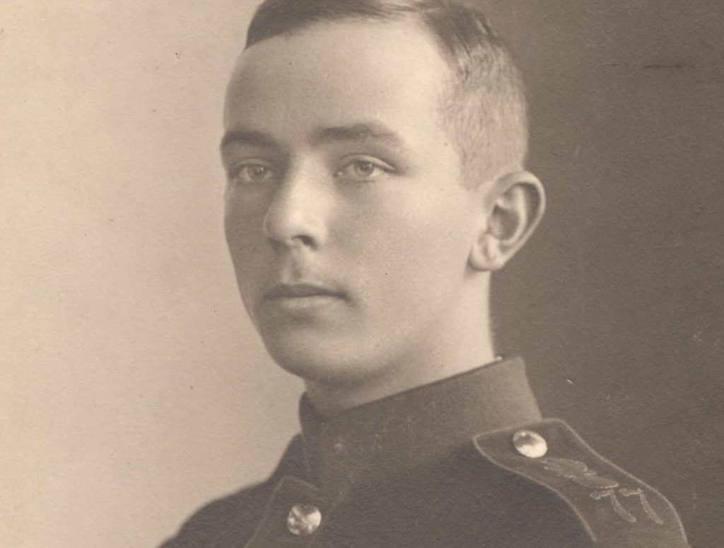 Schwarz-Weiß-Foto von Ulrich Ditzen als junger Soldat