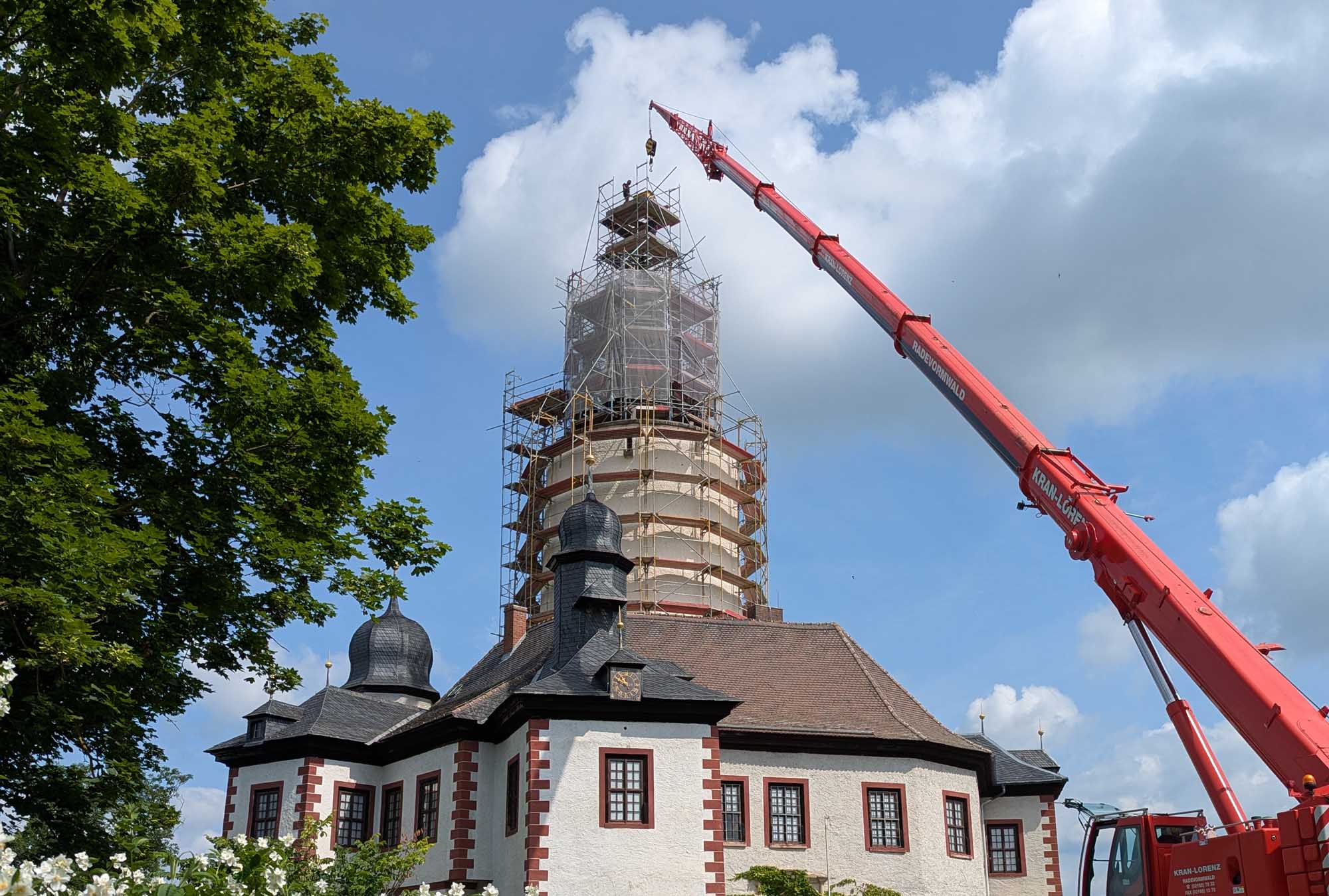 Ein Kran nimmt die Spitze der Burg Posterstein ab